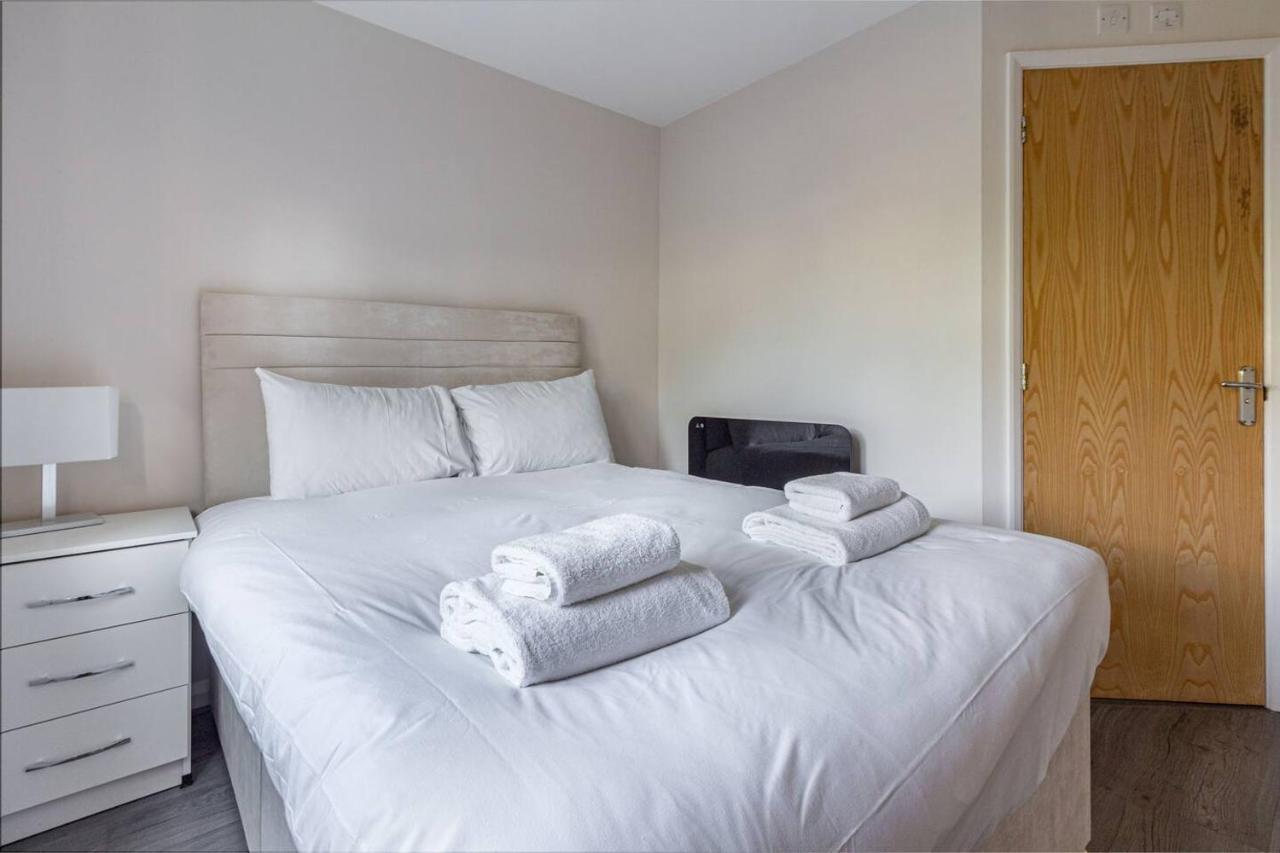 Lovely 2Bed Apt In Redditch, Free Wi-Fi & Parking Exterior foto
