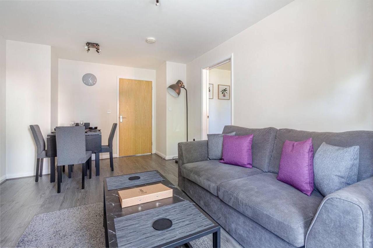Lovely 2Bed Apt In Redditch, Free Wi-Fi & Parking Exterior foto