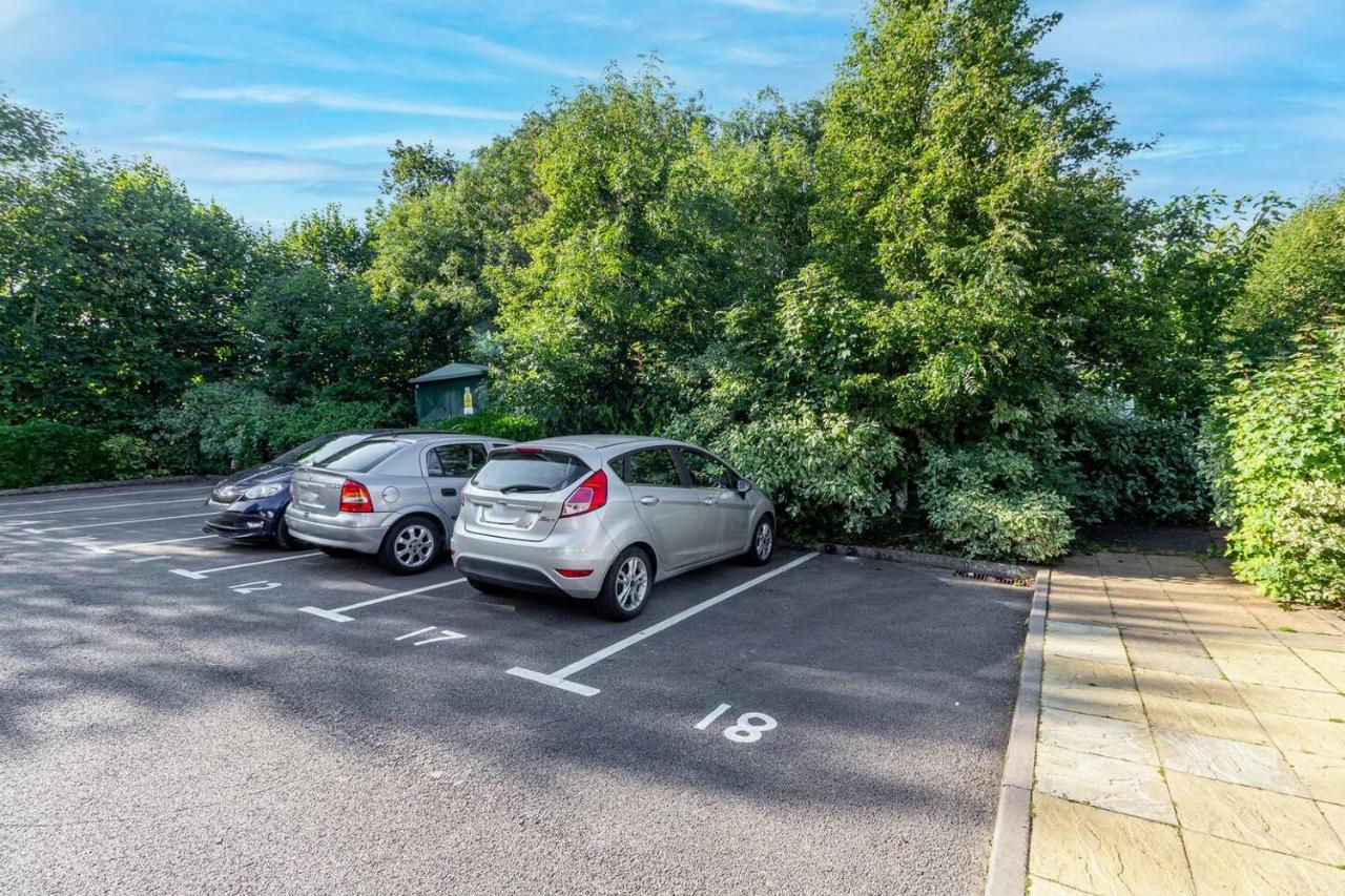 Lovely 2Bed Apt In Redditch, Free Wi-Fi & Parking Exterior foto