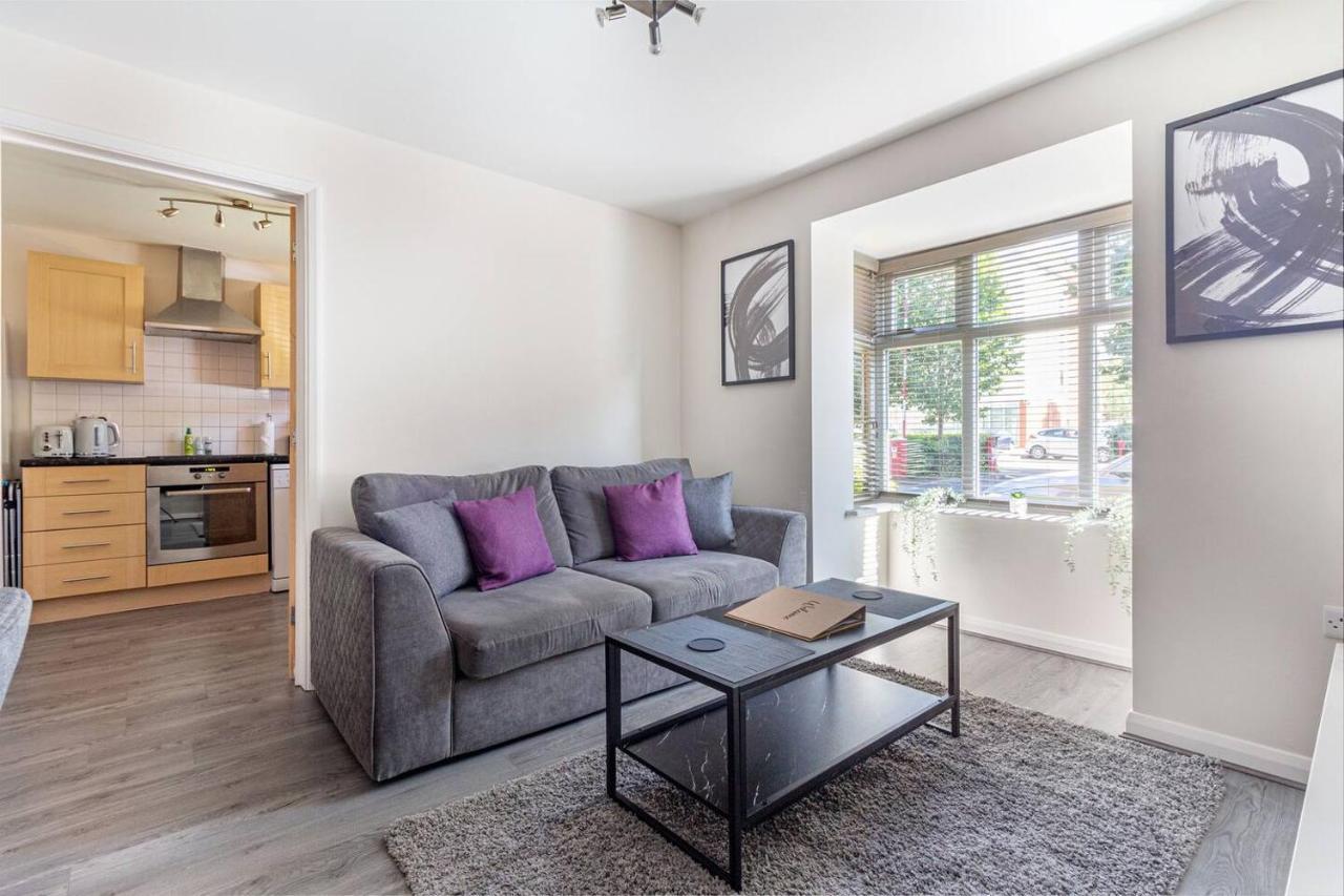 Lovely 2Bed Apt In Redditch, Free Wi-Fi & Parking Exterior foto