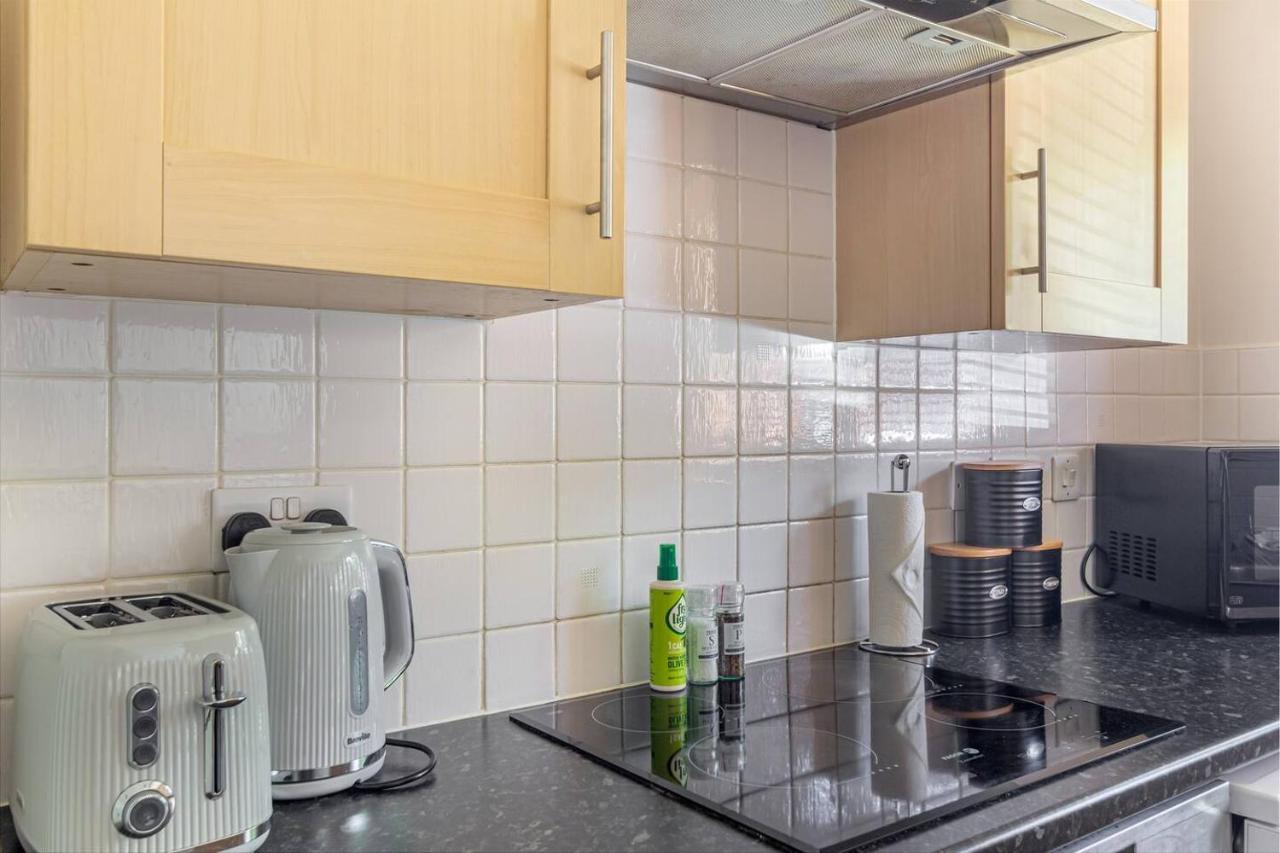 Lovely 2Bed Apt In Redditch, Free Wi-Fi & Parking Exterior foto