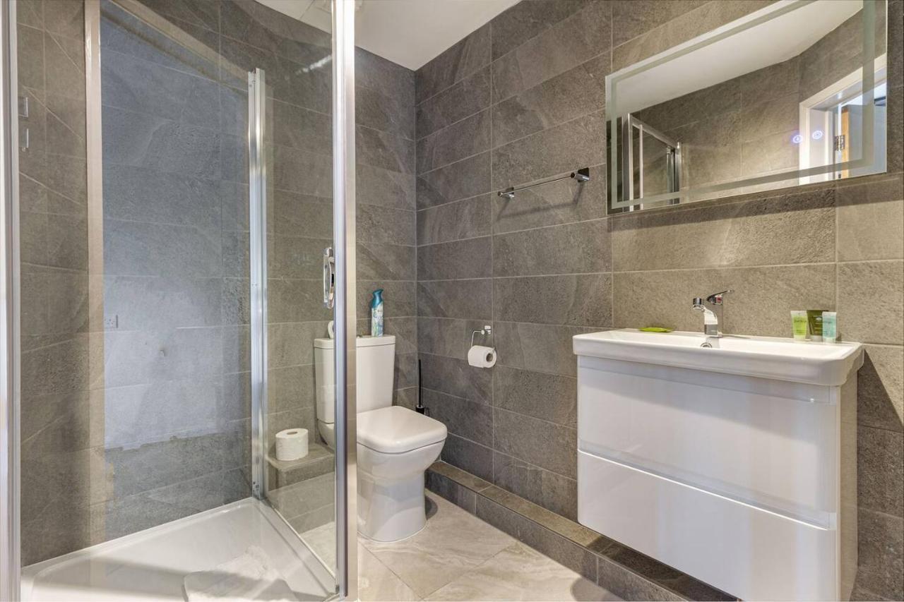 Lovely 2Bed Apt In Redditch, Free Wi-Fi & Parking Exterior foto