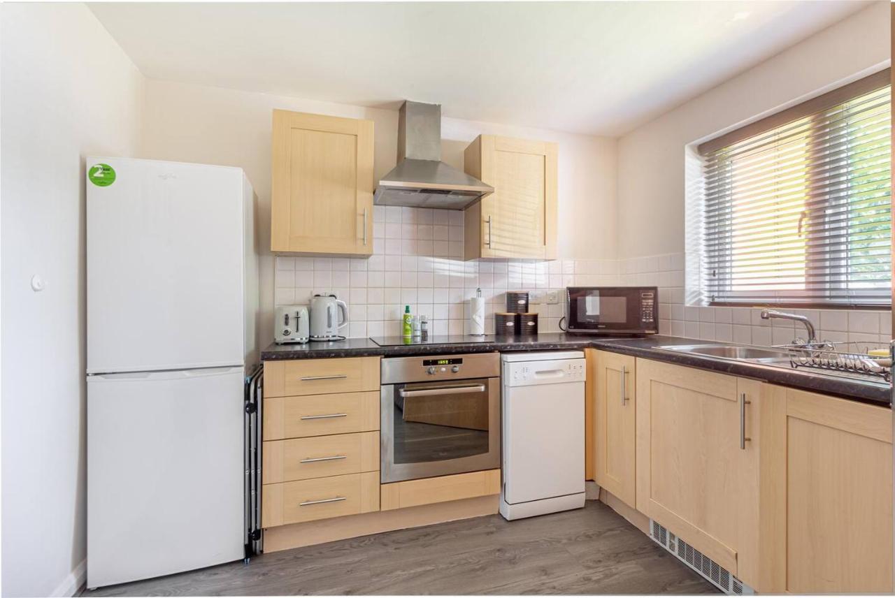 Lovely 2Bed Apt In Redditch, Free Wi-Fi & Parking Exterior foto